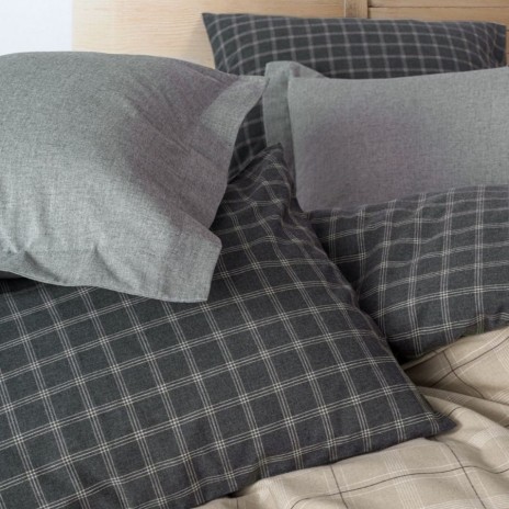 Lenjerie pat dublu cadrilată, model Siiras Gri/Bej, din 50% bumbac flanel și 50% poliester reciclat, textură călduroasă și sustenabilă