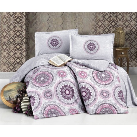 Lenjerie de pat dublu bumbac 100% Ranforce, design geometric sofisticat cu motive circulare mov și roz pe fundal gri deschis.