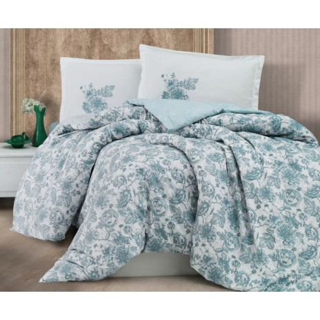 Lenjerie de pat dublu bumbac 100% Ranforce, design paisley cu motive albastre și mov pe fundal alb.