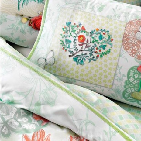 Lenjerie de pat din bumbac 100% ranforce cu model floral și grafic în nuanțe de verde, roz și galben, cu motive de fluturi
