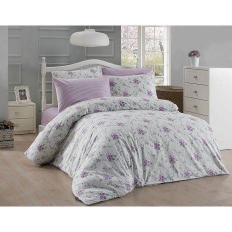 Lenjerie de pat din bumbac ranforce Bahar Home Karin V2 cu design floral delicat în nuanțe de mov și verde pe fundal alb.