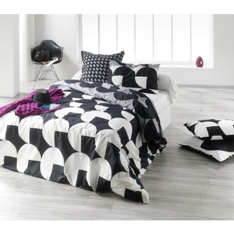 Lenjerie de pat din bumbac ranforce Bahar Home Owen cu design geometric modern în alb și negru, cu forme circulare și pătrate.