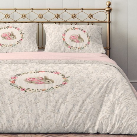 Lenjerie de pat dublu din bumbac ranforce, model Cena, cu iepuraș încadrat într-o coroană florală pastelată.