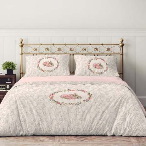 Lenjerie de pat dublu din bumbac ranforce, model Cena, cu iepuraș încadrat într-o coroană florală pastelată.