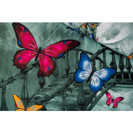 Lenjerie de pat dublu cu imprimeu 3D de fluturi colorați zburând deasupra unui pod misterios pe fundal gri-verde. Lenjerii de pat 1+1 gratis.