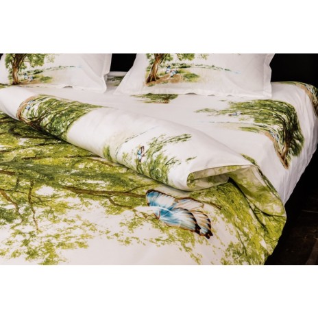 Lenjerie de pat dublu cu imprimeu 3D de peisaj natural, cu copac mare și fluturi pe fundal verde proaspăt. Lenjerii de pat 1+1 gratis.