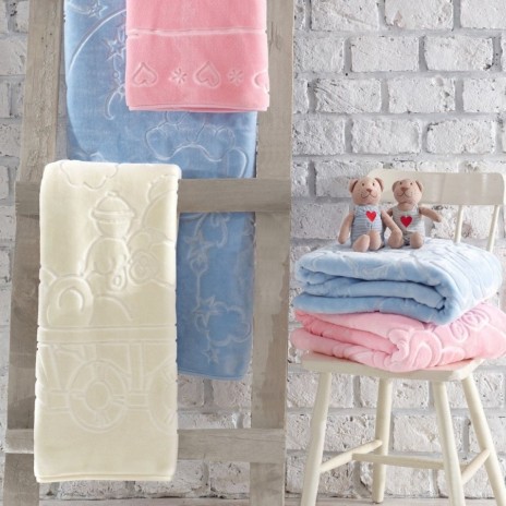 Pătură bebeluși embosată Cotton Box ecru 100 × 120 cm, microfibră ultra-soft cu motive nori și stele