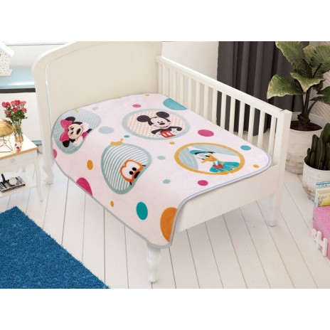 Pătură Disney pentru bebeluși cu Mickey Mouse, Minnie Mouse și Donald Duck, în culori alb, roz, galben și albastru, dimensiune 100x200 cm, cu desene animate detaliate și buline.