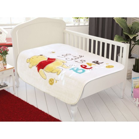ătură Disney pentru bebeluși cu Winnie the Pooh, în culori alb, galben și roșu, dimensiune 100x200 cm, cu desene animate detaliate și text Too Cute to Bear.