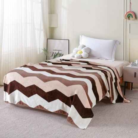 Pătură cocolino 200x230 cm cu model zig-zag în nuanțe bej, maro și crem – stil modern