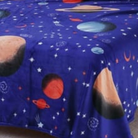 Pătură cocolino cu planete, stele și rachete pe fundal bleumarin – 200x230 cm