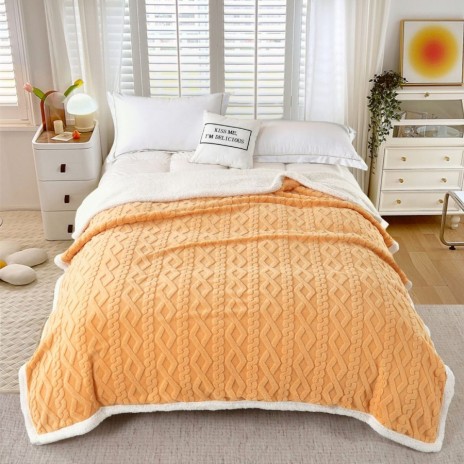 Patura galben ocru cu blanita micropolar, dimensiune 200x230 cm, ideala pentru confort.