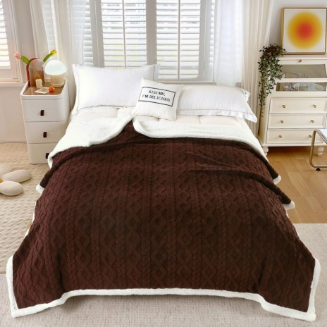 Patura maro inchis cu blanita micropolar, dimensiune 200x230 cm, ideala pentru confort.