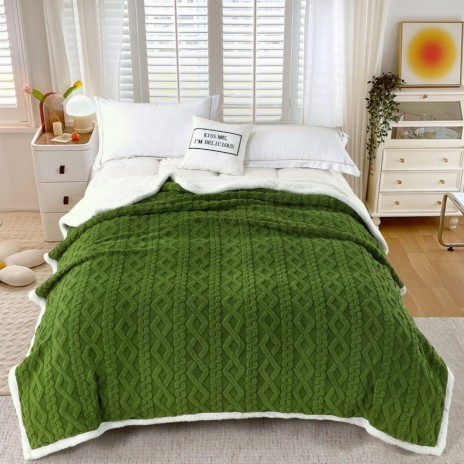 Patura verde natur cu blanita micropolar, dimensiune 200x230 cm, ideala pentru confort.