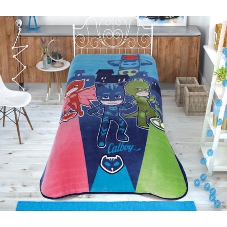Pătură Disney PJ Masks cu personaje Catboy, Owlette, Gekko în culori albastru, verde și roșu, cu desene animate detaliate, pe pat.