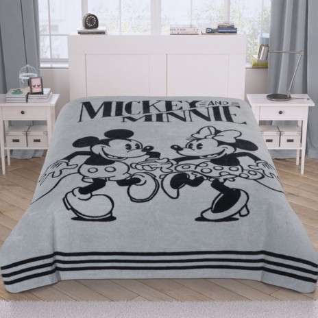 Pătură de lux Disney pentru pat dublu cu Mickey și Minnie Mouse, în culori gri și negru, din poliester 100%, dimensiune 200x220 cm, cu desene animate și text Mickey and Minnie.