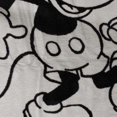 Pătură de lux Disney pentru pat dublu cu Mickey și Minnie Mouse, în culori gri și negru, din poliester 100%, dimensiune 200x220 cm, cu desene animate și text Mickey and Minnie.