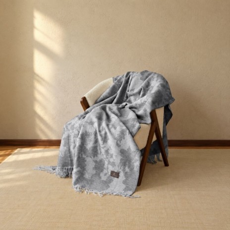 patura Molina Gri First Choice Daily 200x220 cm cu model abstract gri alb si franjuri decorativi pe fotoliu