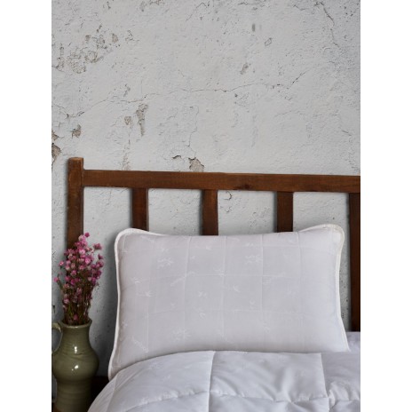Pernă albă Cotton Box cu umplutură de bambus și microgel, dimensiuni 50x70 cm, perfectă pentru somn odihnitor