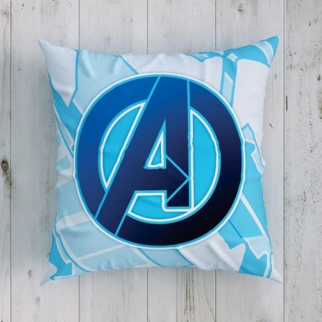 Pernuță decorativă TAC Avengers 40×40 cm – față cu eroi Marvel, verso cu logo „A”