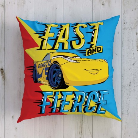 Pernuță decorativă Disney pentru copii cu Fulger McQueen din filmul Cars, în culori roșu, galben și albastru, dimensiune 40x40 cm, cu desene animate detaliate și text Kachow.