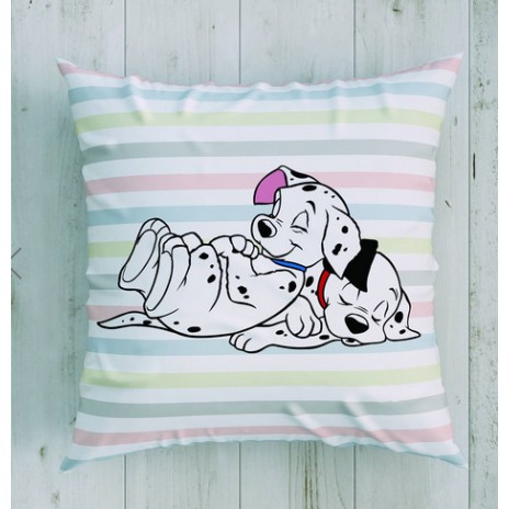Pernuță decorativă Disney pentru copii cu Dalmațieni, în culori alb, roz, verde, albastru și galben, dimensiune 40x40 cm, cu desene animate detaliate și dungi colorate.