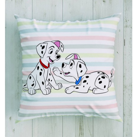 Pernuță decorativă Disney pentru copii cu Dalmațieni, în culori alb, roz, verde, albastru și galben, dimensiune 40x40 cm, cu desene animate detaliate și dungi colorate.