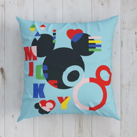 Pernuță decorativă Disney pentru copii cu Mickey Mouse, în culori albastru, negru, roșu, galben și verde, dimensiune 40x40 cm, cu desene animate detaliate și elemente grafice.