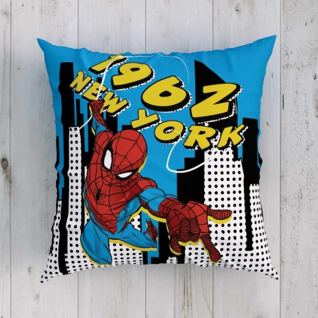 Pernuță decorativă Disney pentru copii cu Spider-Man, în culori albastru, roșu și negru, dimensiune 40x40 cm, cu desene animate detaliate și elemente grafice.