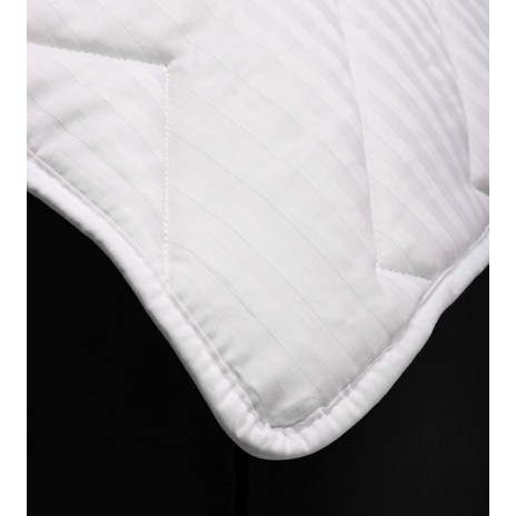 Pilota alba lana 100% naturala Pucioasa 200x215 cm, fata damasc, confort si caldura pentru noptile reci de iarna