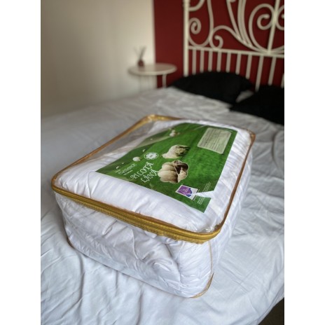 Pilota alba lana 100% naturala Pucioasa 200x215 cm, fata damasc, confort si caldura pentru noptile reci de iarna