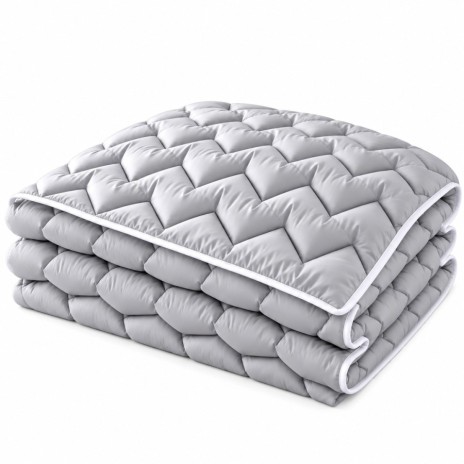 Pilota pufoasa matlasata gri deschis 200x220 cm Ralex Pucioasa, cu model in zigzag si paspoal alb, asezata pe pat matrimonial