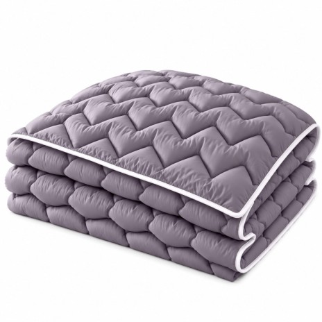 Pilota pufoasa matlasata gri 200x220 cm Ralex Pucioasa, cu model in zigzag si paspoal alb, asezata pe pat matrimonial