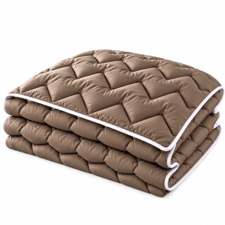 Pilota pufoasa matlasata maro cappuccino 200x220 cm Ralex Pucioasa, cu model in zigzag si paspoal alb, asezata pe pat matrimonial