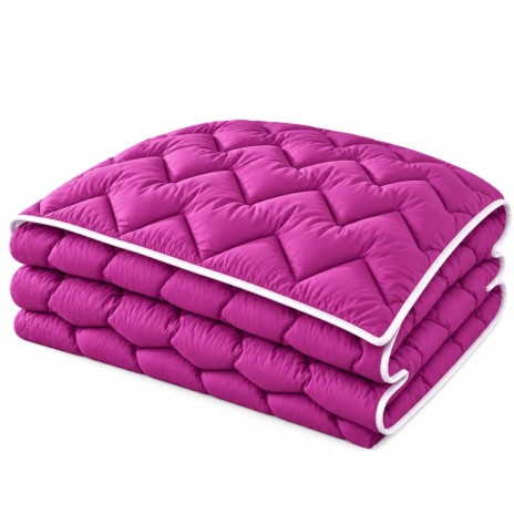 Pilota pufoasa matlasata mov 200x220 cm Ralex Pucioasa, cu model in zigzag si paspoal alb, asezata pe pat matrimonial