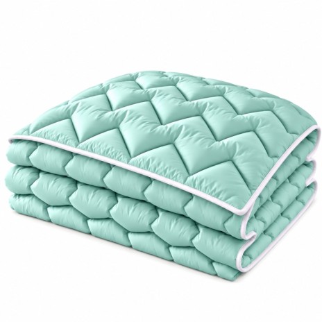 Pilota pufoasa matlasata verde menta 200x220 cm Ralex Pucioasa, cu model in zigzag si paspoal alb, asezata pe pat matrimonial