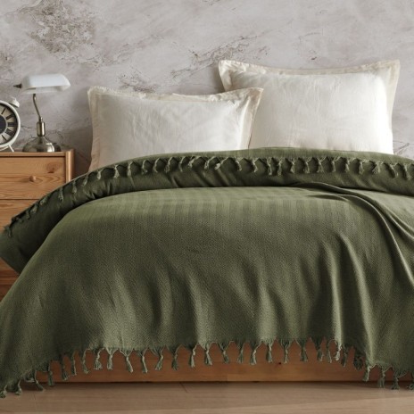 Pled Berlino Kaki 200x220cm din bumbac reciclat, cu ciucuri groși, așezat pe pat matrimonial