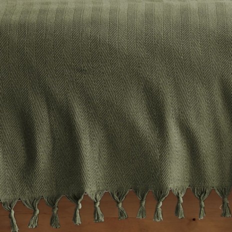 Pled Berlino Kaki 200x220cm din bumbac reciclat, cu ciucuri groși, așezat pe pat matrimonial