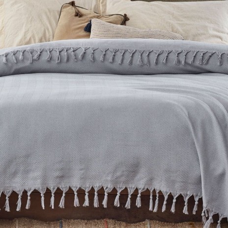 Pled Sidney gri 200x220cm din bumbac reciclat, cu ciucuri groși, așezat pe pat dublu