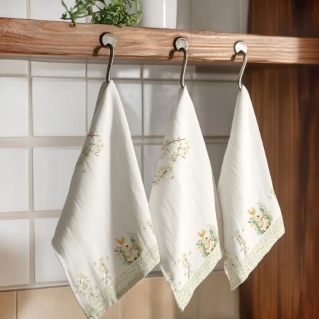 Prosop de bucătărie YoYo din bumbac 100%, cu iepurași și flori delicate pe fundal deschis, ideal pentru decorul festiv de Paște.