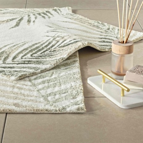 Set de 2 covorașe de baie Tac PasPas Palm verde model frunze tropicale,  plasate pe podea de baie alături de papuci