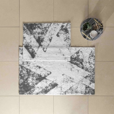 Set de 2 covorașe de baie Tac PasPas Pyra gri model geometric modern, plasate pe podea de baie alături de papuci