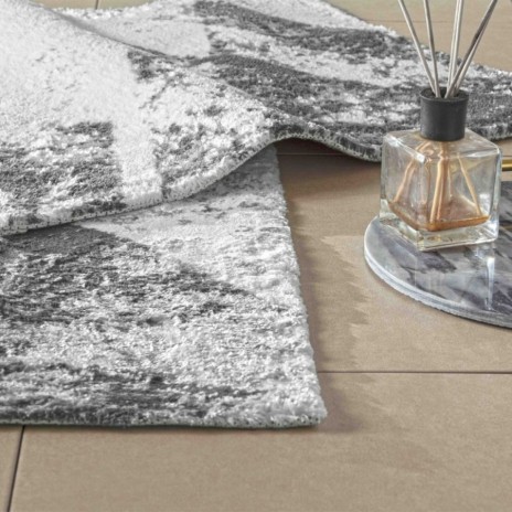 Set de 2 covorașe de baie Tac PasPas Pyra gri model geometric modern, plasate pe podea de baie alături de papuci