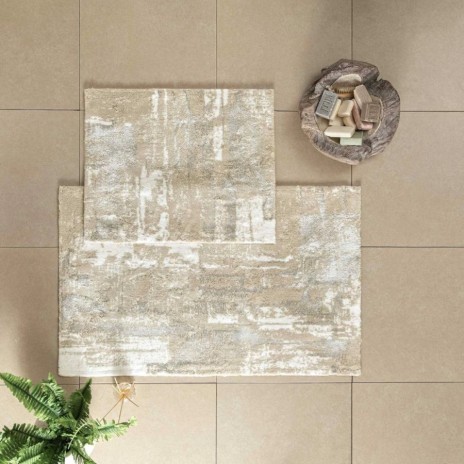 Set de 2 covorașe de baie Tac PasPas în nuanțe de bej, alb si gri, cu design elegant, plasate pe podea de baie alături de papuci