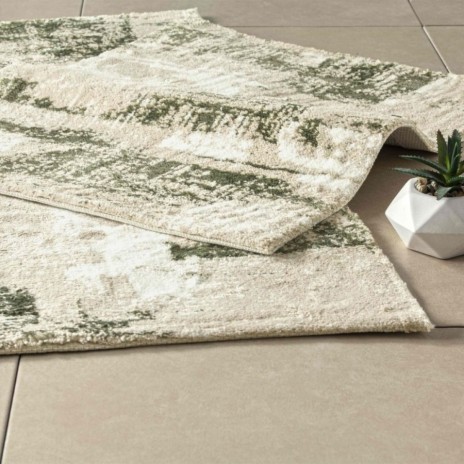 Set de 2 covorașe de baie Tac PasPas în nuanțe de bej, alb si verde, cu design elegant, plasate pe podea de baie alături de papuci