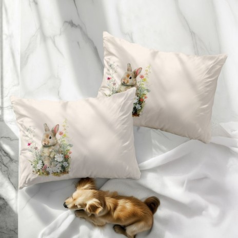 Set de 2 fețe de pernă 50x70 cm, model Vinca 3D cu imprimeu digital cu iepuraș între flori delicate pe un fundal roz pal.