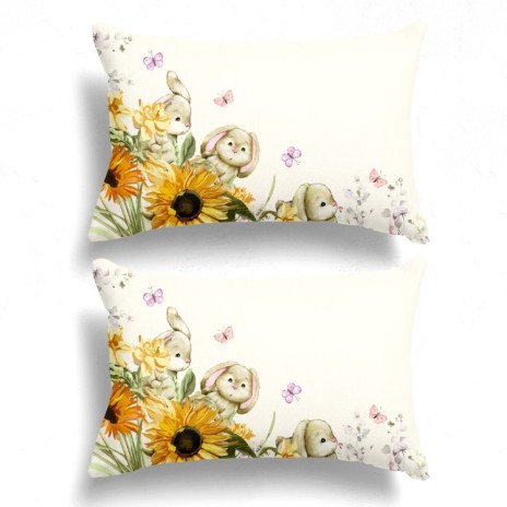 Set de 2 fețe de pernă 50x70 cm, model Mochi, cu imprimeu de iepurași, floarea-soarelui și fluturi pe fundal crem pastelat.