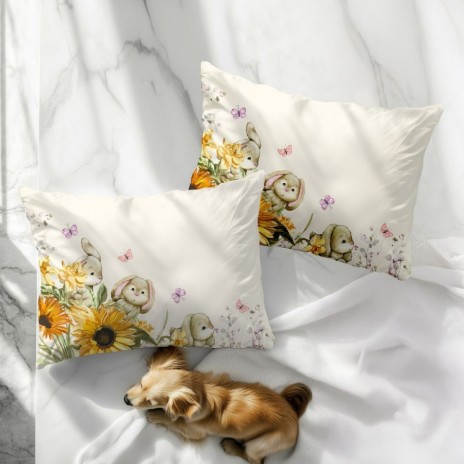 Set de 2 fețe de pernă 50x70 cm, model Mochi, cu imprimeu de iepurași, floarea-soarelui și fluturi pe fundal crem pastelat.