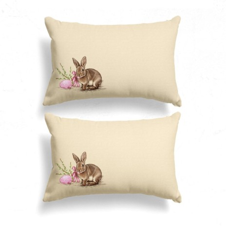 Set de 2 fețe de pernă 50x70 cm, model Maddi, cu imprimeu de iepuraș lângă un ou de Paște roz și crenguțe de salcie, pe fundal bej elegant.