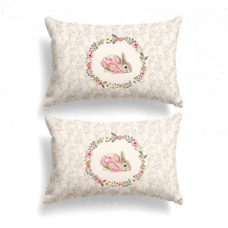 Set de 2 fețe de pernă 50x70 cm, model Cena, cu imprimeu de iepuraș încadrat de ghirlande florale pe fundal bej cu motive vegetale discrete.